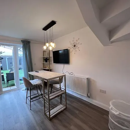 Luxury 10 Bed Palace W/ Parking * Birmingham