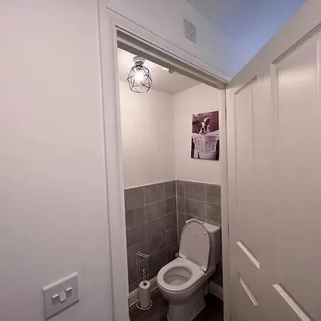 Luxury 10 Bed Palace W/ Parking Birmingham